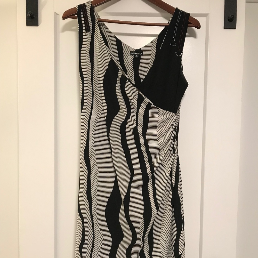 Tea berry sleeveless dress, Size 10, black and white